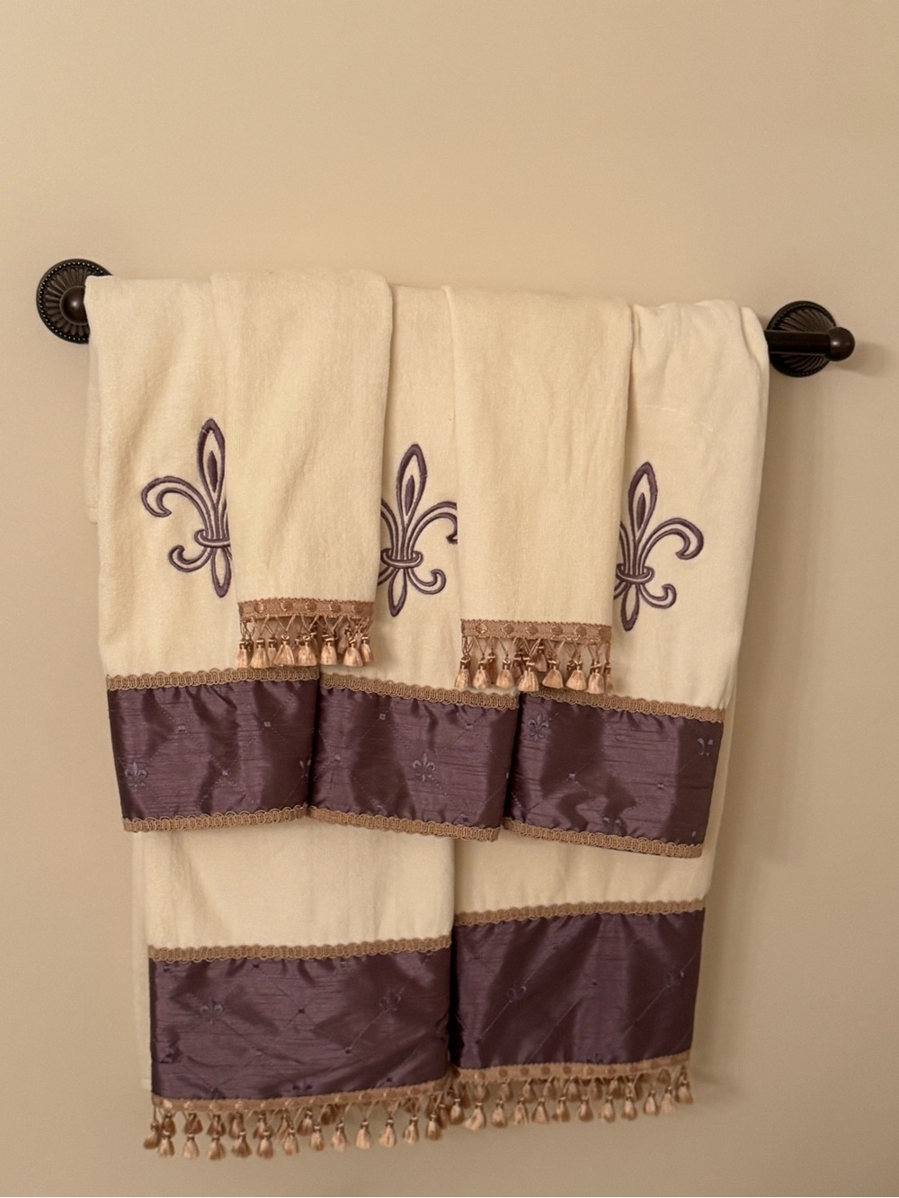NWT!! Cream and Purple Fleur-de-Lis Decorative 7-Piece Bath Towel Set